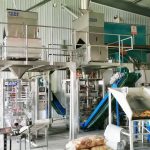 Du yekîneyên makîneya pakkirinê ya otomatîkî Millet li fabrîqeya xerîdar me sazkirin û verastkirin temam dikin